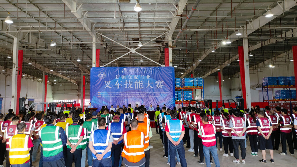 2024年新疆仓配行业叉车技能巅峰对决： 安全与效率并重，工匠精神闪耀赛场